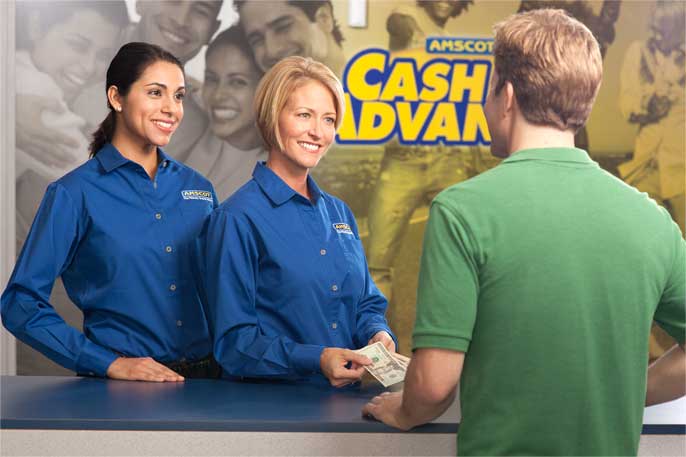 Clientes de Cash Advance en el mostrador de Amscot